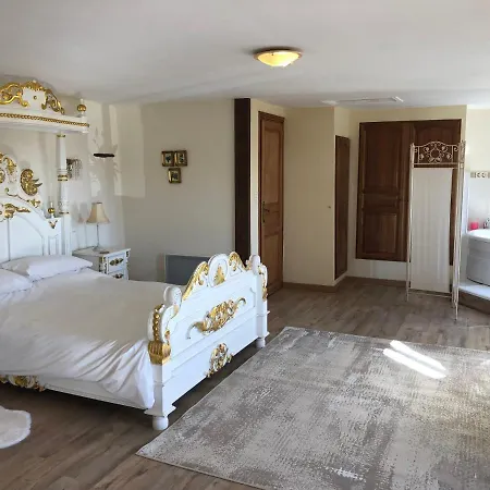 The Lotus. Romantic, Rural Hideaway Near Huelgoat Holiday home