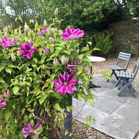 The Lotus. Romantic, Rural Hideaway Near Huelgoat