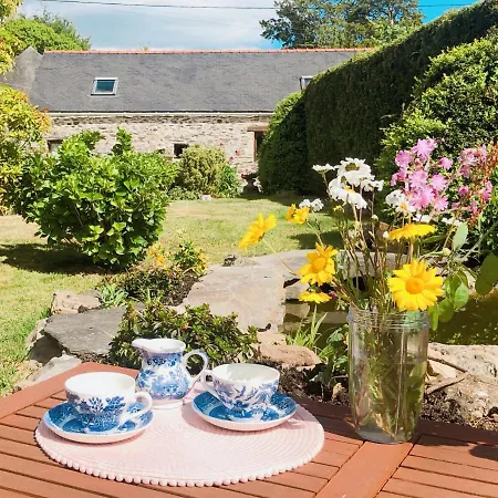 The Lotus. Romantic, Rural Hideaway Near Huelgoat Holiday home